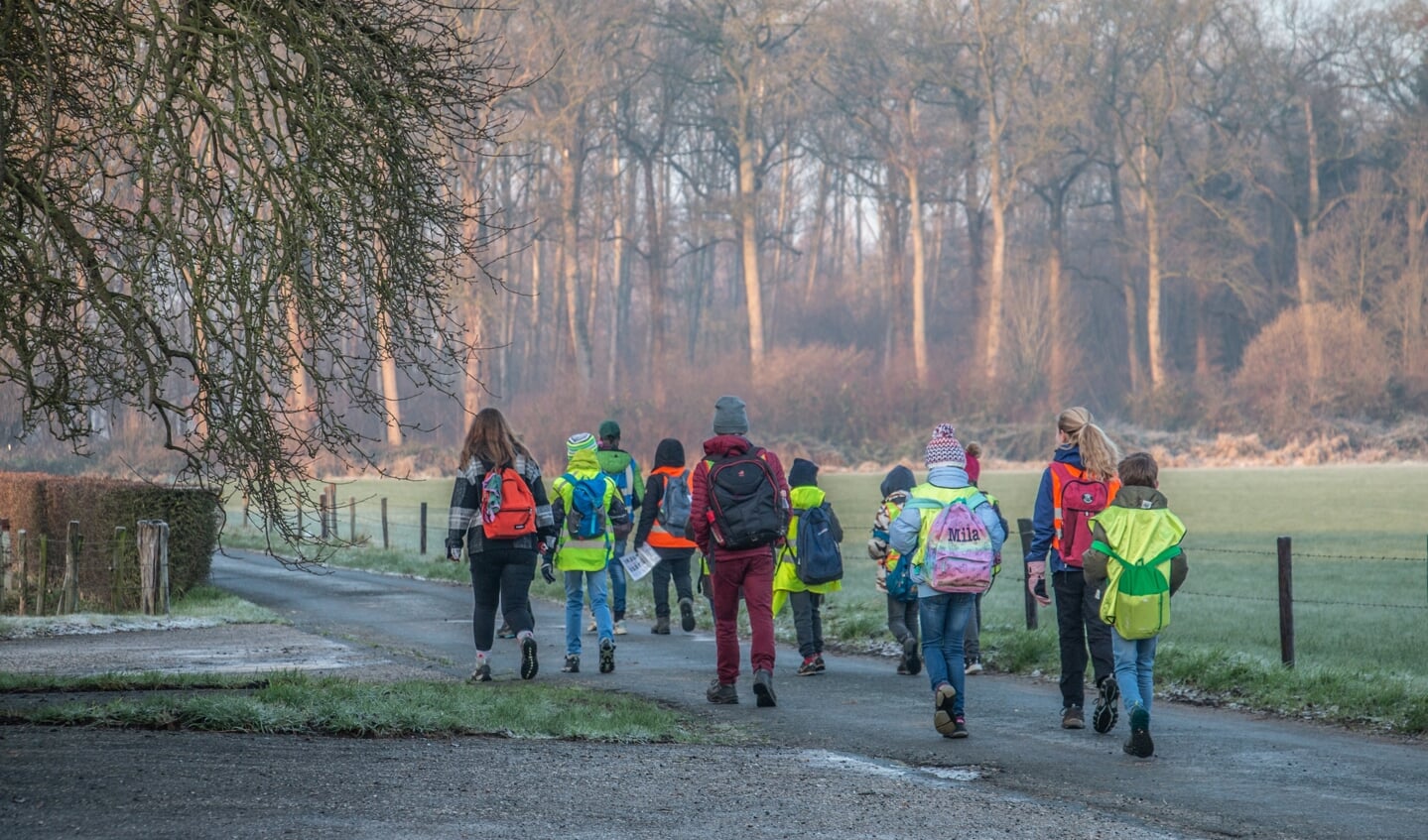 Welpen gaan warm aangekleed op pad naar de boerenkool, negen kilometer verderop. Foto: Liesbeth Spaansen