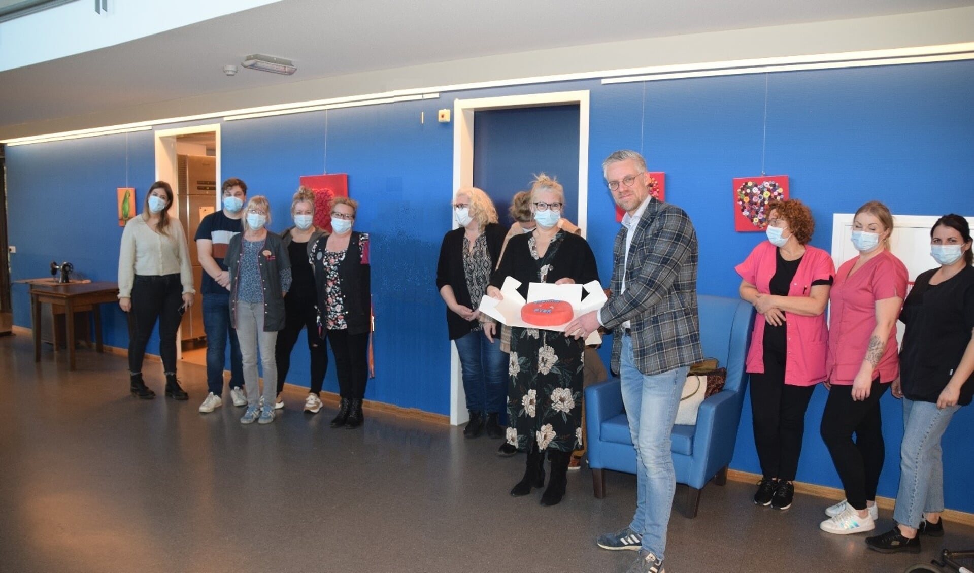 PvdA-kandidaat gemeenteraadslid Arne Bouma reikt de Rode Taart uit aan Jolanda Siebring van afdeling Laarpoort van de Lunette. Foto: PR