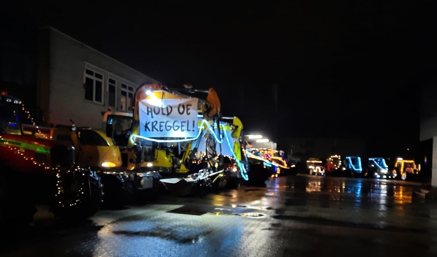 Op een van de trekkers hing een banner met een boodschap voor de bewoners. Foto: Ina Noordkamp