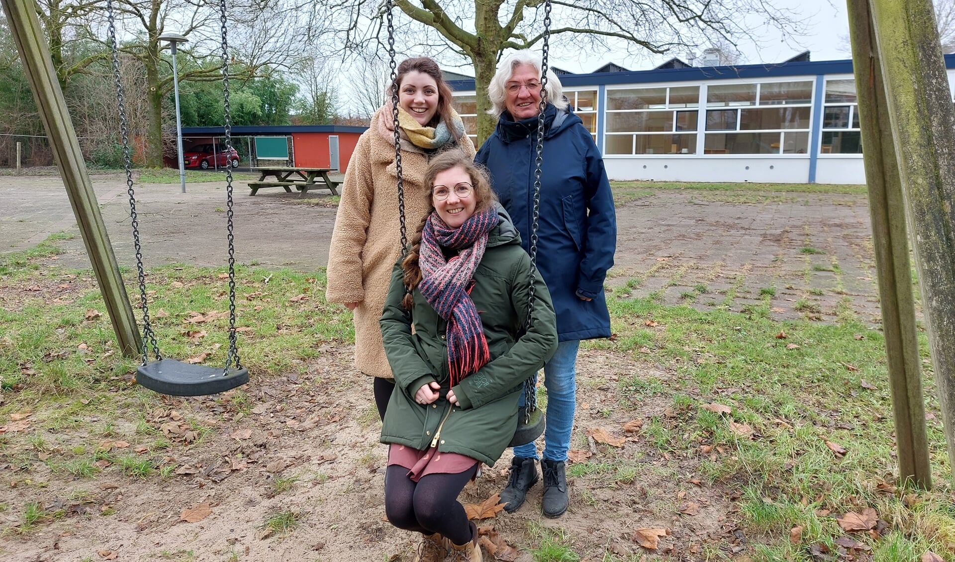 Elsemieke, Tessa en Gerrie hebben mooie plannen voor de buitenruimte van de nieuwe locatie. Foto: Meike Wesselink