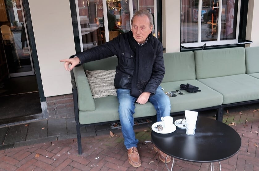 Grollenaar Theo Kaak, toezichthouder op de Markt in Groenlo op zijn vertrouwde plekje bij Wissink. Foto: Theo Huijskes