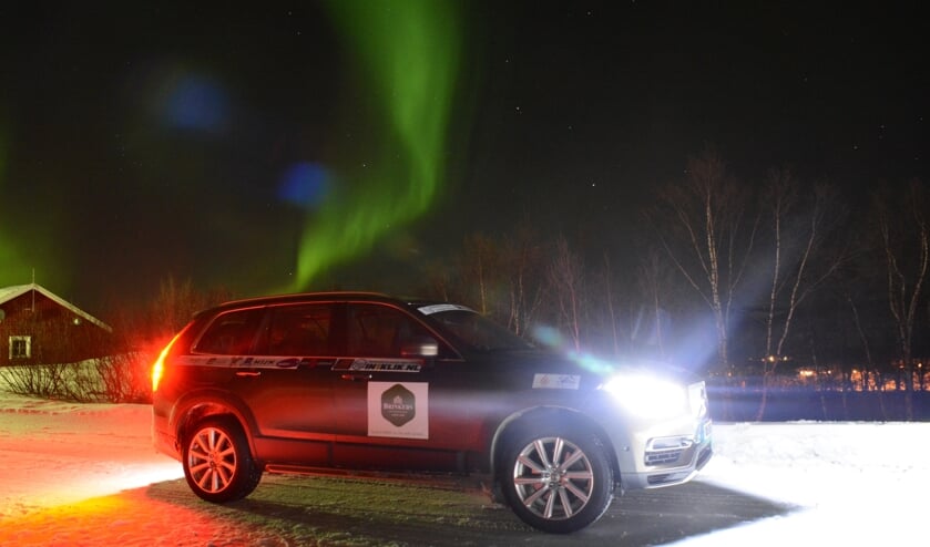 Een van de deelnemende teamwagens met op de achtergrond het Noorderlicht. Foto: PR