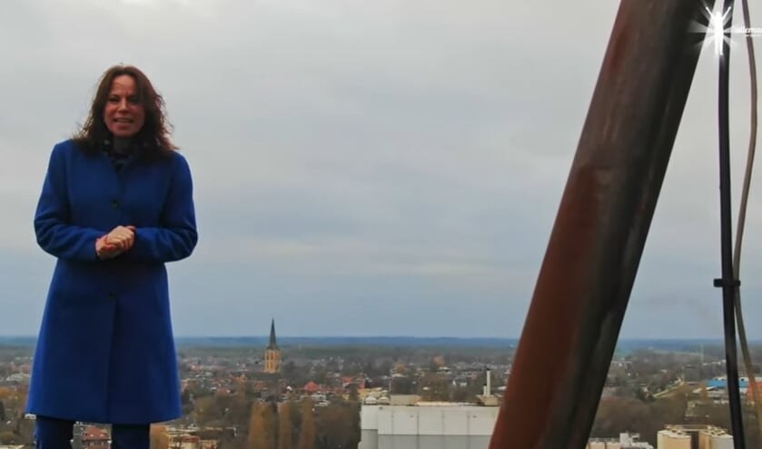 <p>De Nieuwjaarsuitzending wordt deels uitgezonden vanaf ‘het dak’ van de Oocon-silo in Lochem. Still uit het vooraankondigingsfilmpje </p>