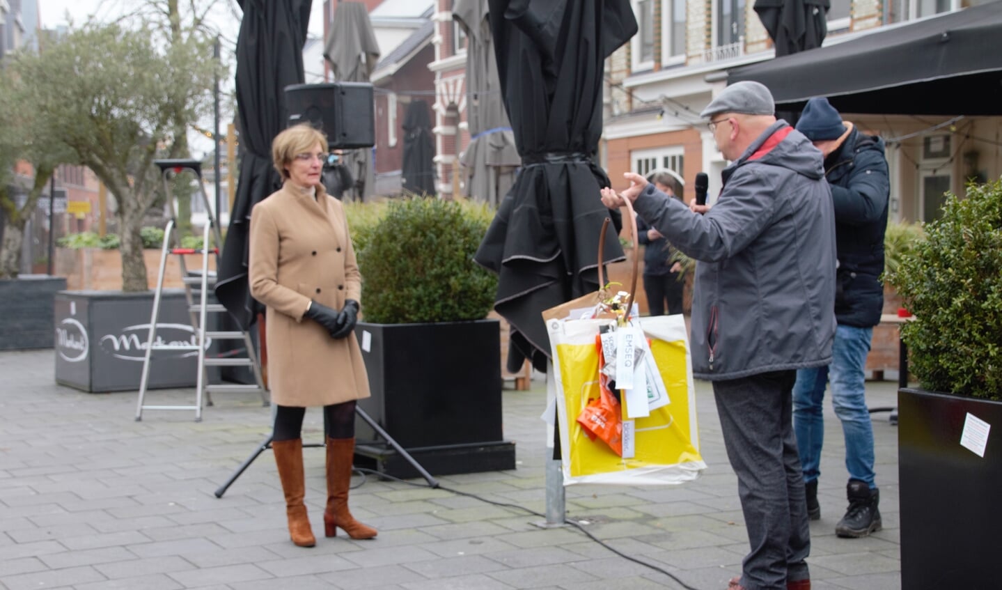 Benno Voorhuis (rechts) levert symbolisch de sleutels van de getroffen ondernemers uit Oost Gelre in bij burgemeester Annette Bronsvoort. Foto: Annekée Cuppers