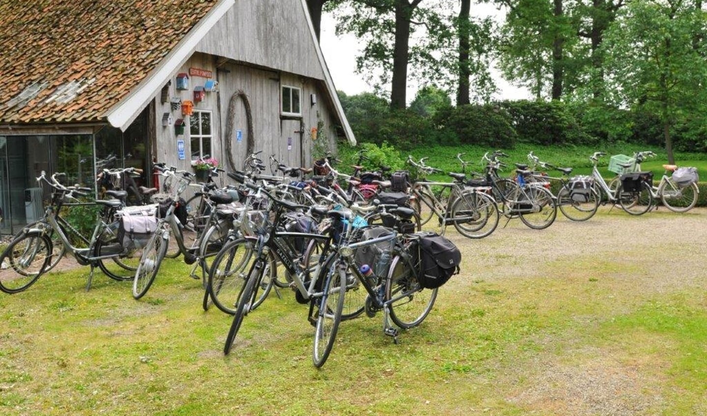 Oude schoppe bij boerderij Vardink met fietsen van bezoekers. Foto: PR