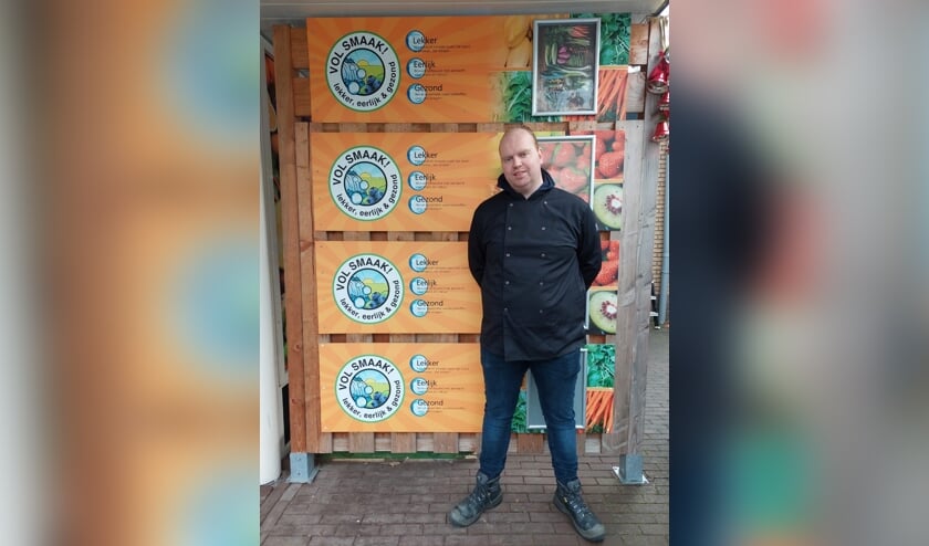 <p>Dennis Zweers, eigenaar van Zweers Groenten&Fruit&Traiteur. Foto: Sanne Hoksbergen</p>