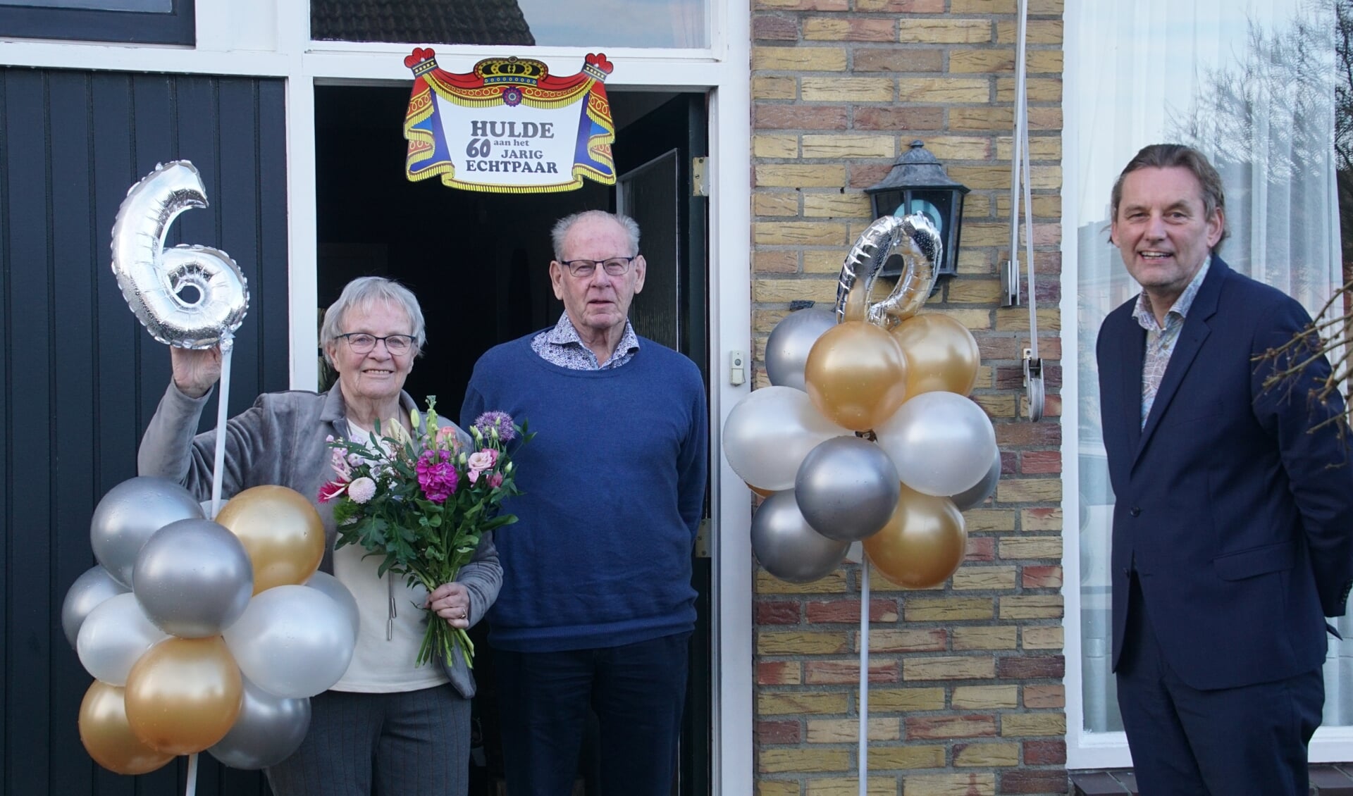 Echtpaar Ruesink-Dolfin met burgemeester Stapelkamp. Foto: Frank Vinkenvleugel