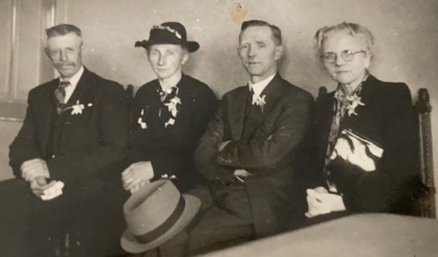 Grootouders Izaks, met rechts daarnaast grootouders Odink. Foto: privé-archief Derk Willem Izaks 
