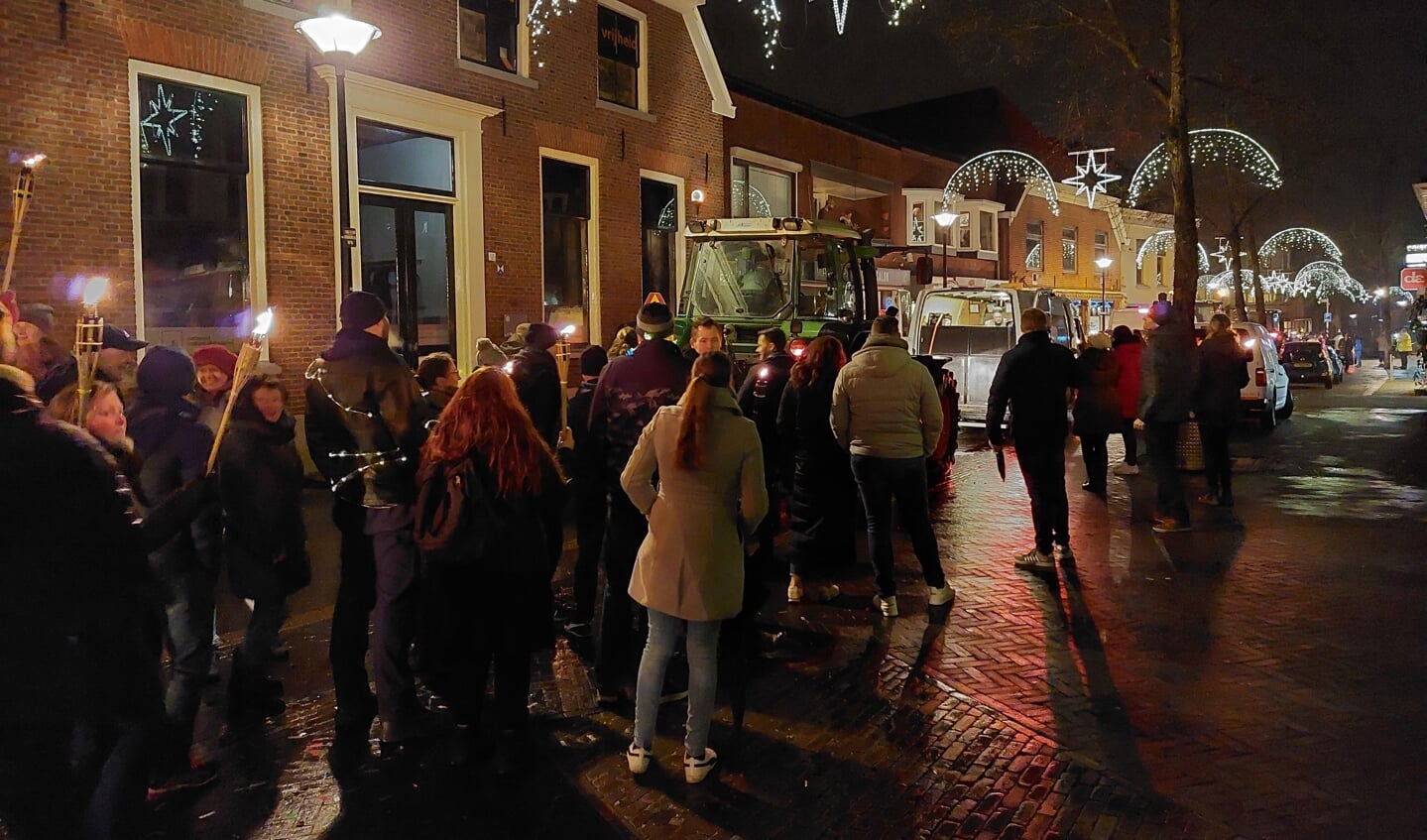 Trekkers begeleiden de deelnemers aan de fakkeltocht in Aalten. Foto: Marco van Lochem