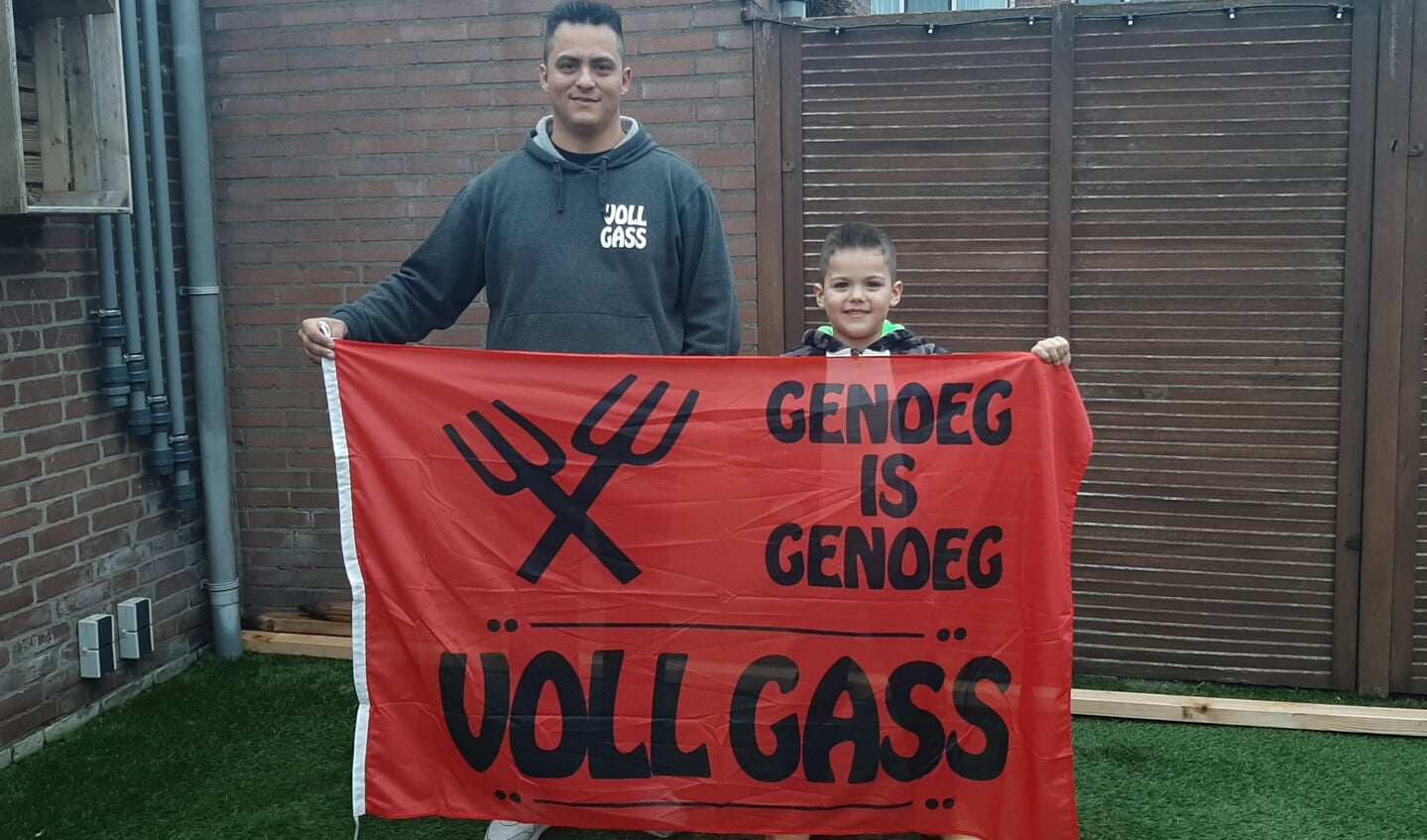 Albert Markerink, het Lochemse gezicht achter Voll Gass en zoon Tiago met de actievlag. Foto: Arjen Dieperink