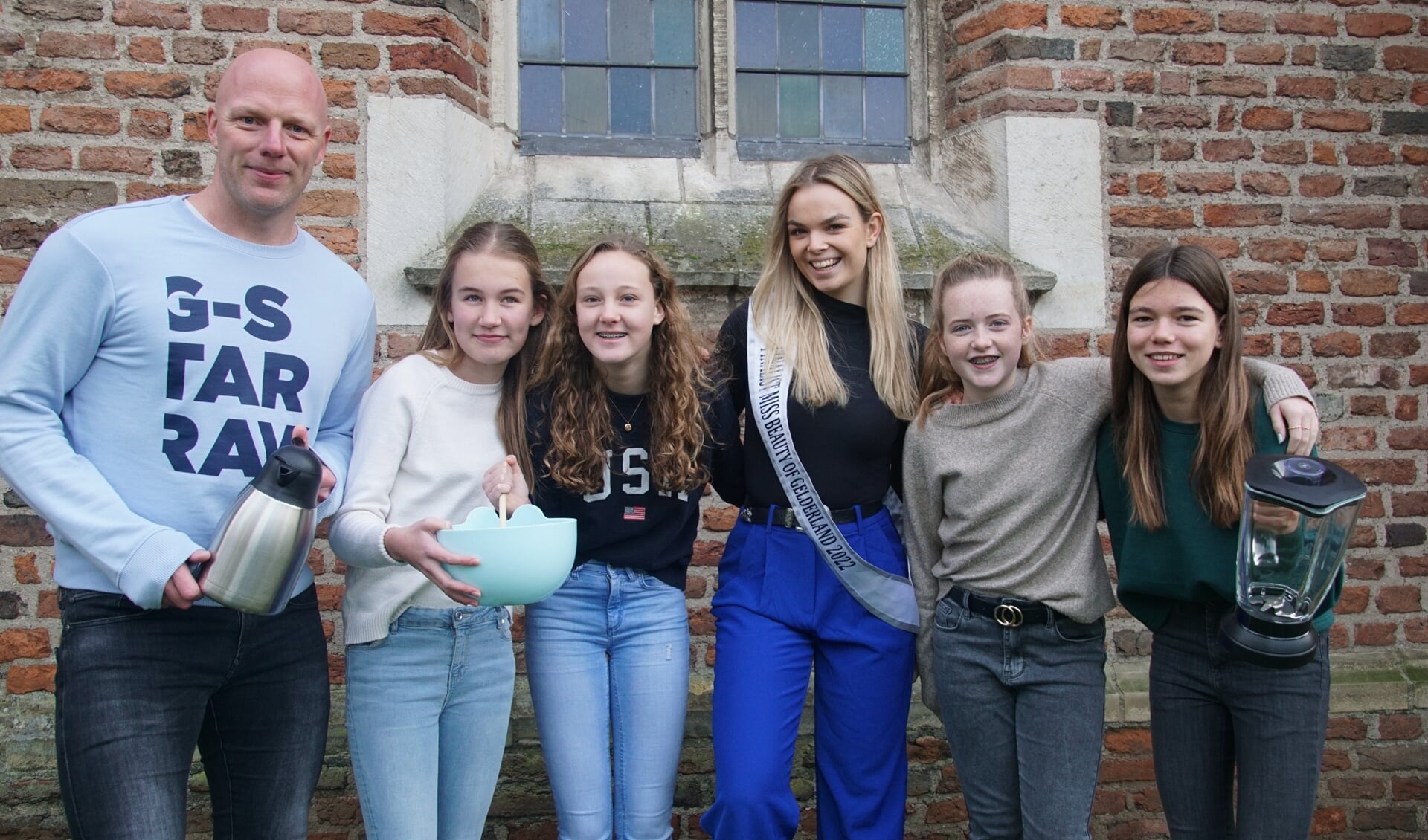 Steffan Rexwinkel, Luna Kemink, Fenne Zwienink, Ruby Nieboer, Indy Veerbeek, Mare Kemink klaar voor de verkoop voor LindaFoundation. Foto: Frank Vinkenvleugel