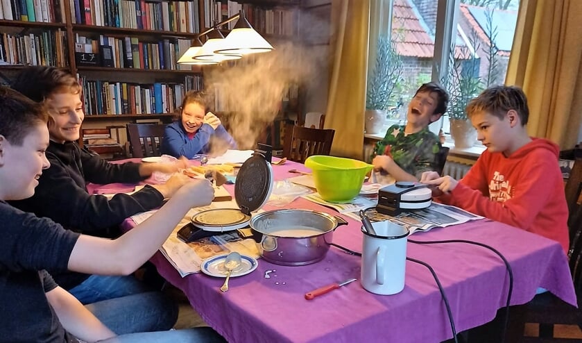 <p>Enkele van de dertig kinderen in actie tijdens het knieperkes bakken in het weekend voor Kerstmis.Foto: PR</p>