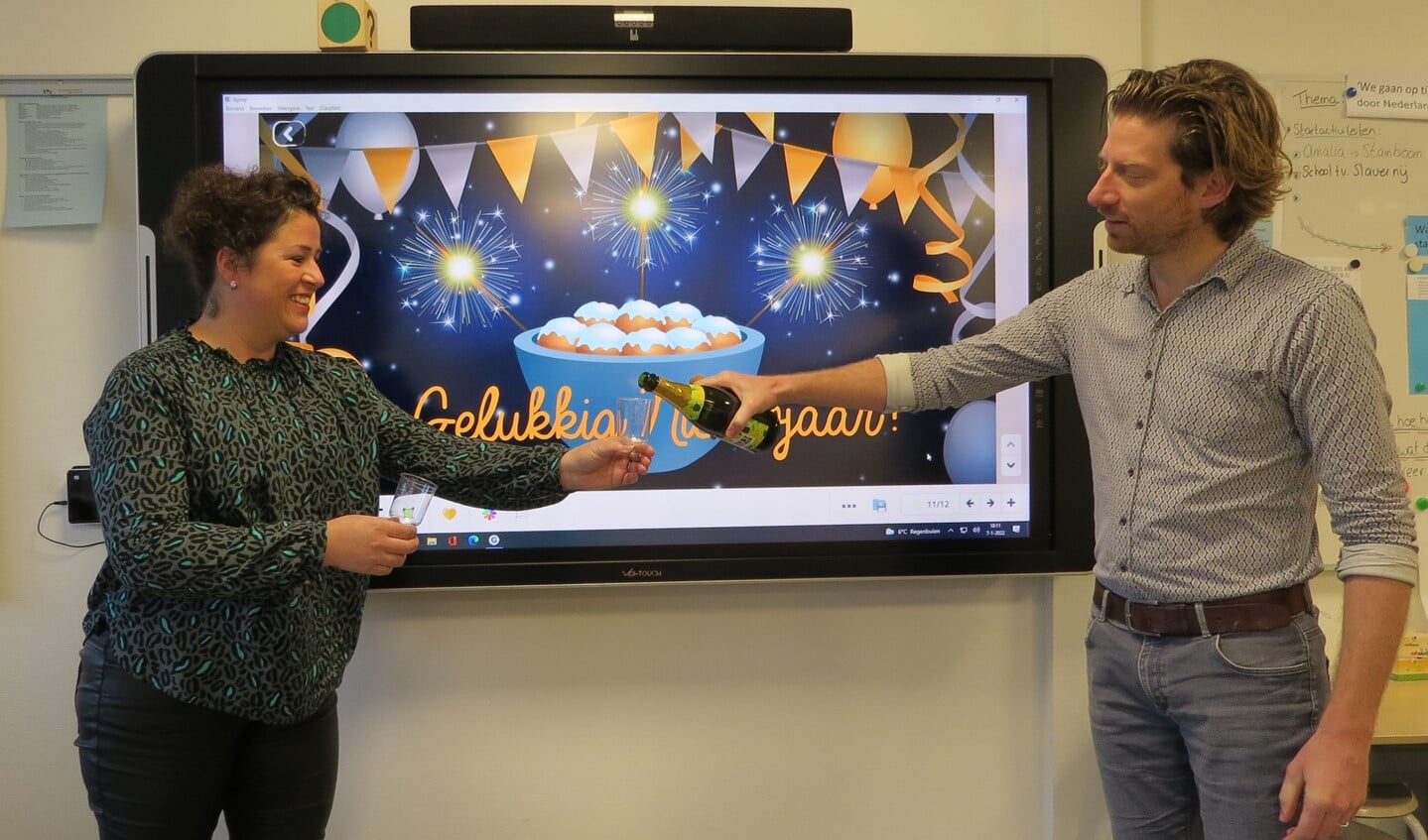 Alvast een voorproefje door directeur Ruud Leuverink en leerkracht Suzan Knuvink op het proosten met de kids na een drie weken lange kerstvakantie. Foto: Josée Gruwel.
