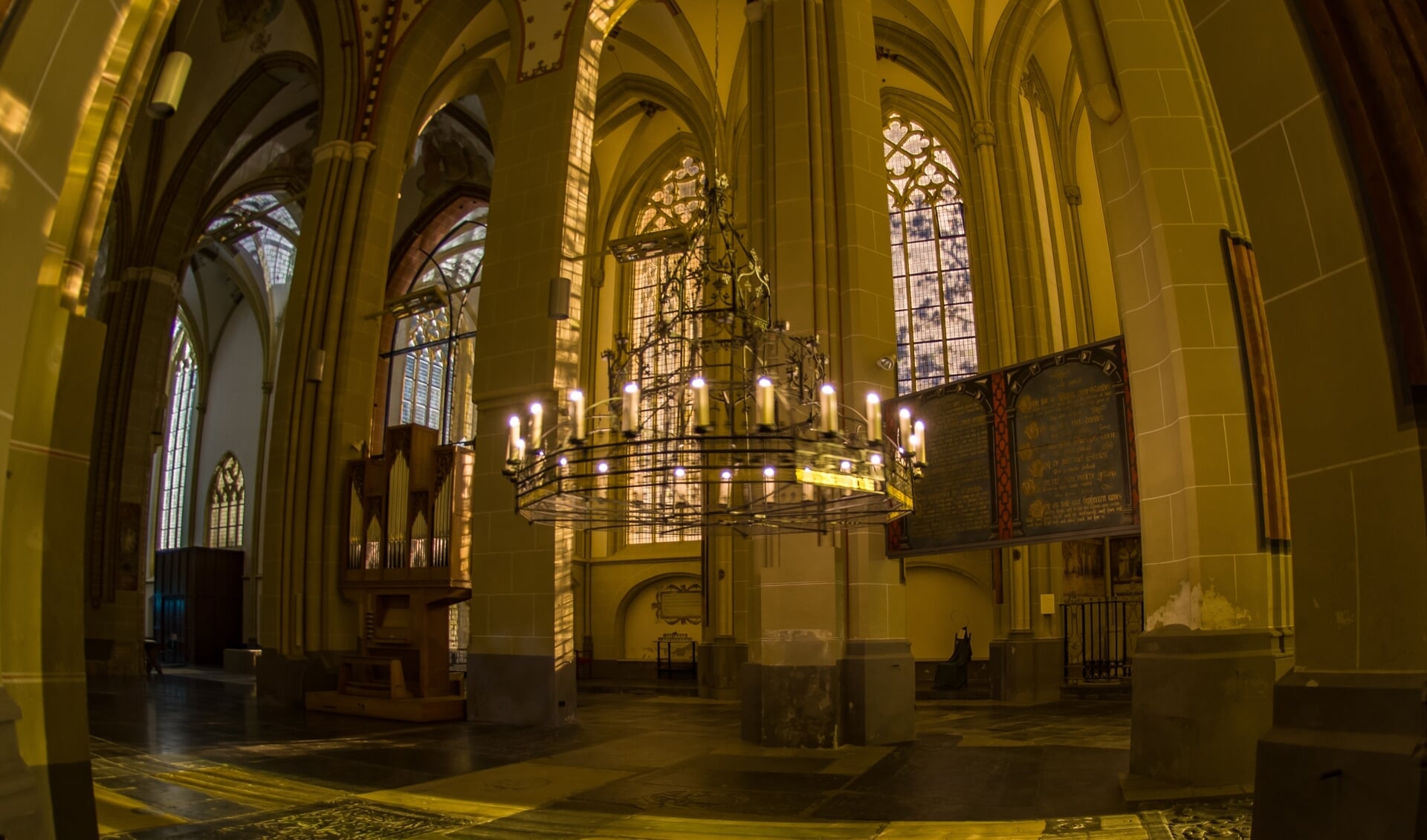 Kaarsenkroon in de Walburgiskerk. Foto: Tim Wengelaar