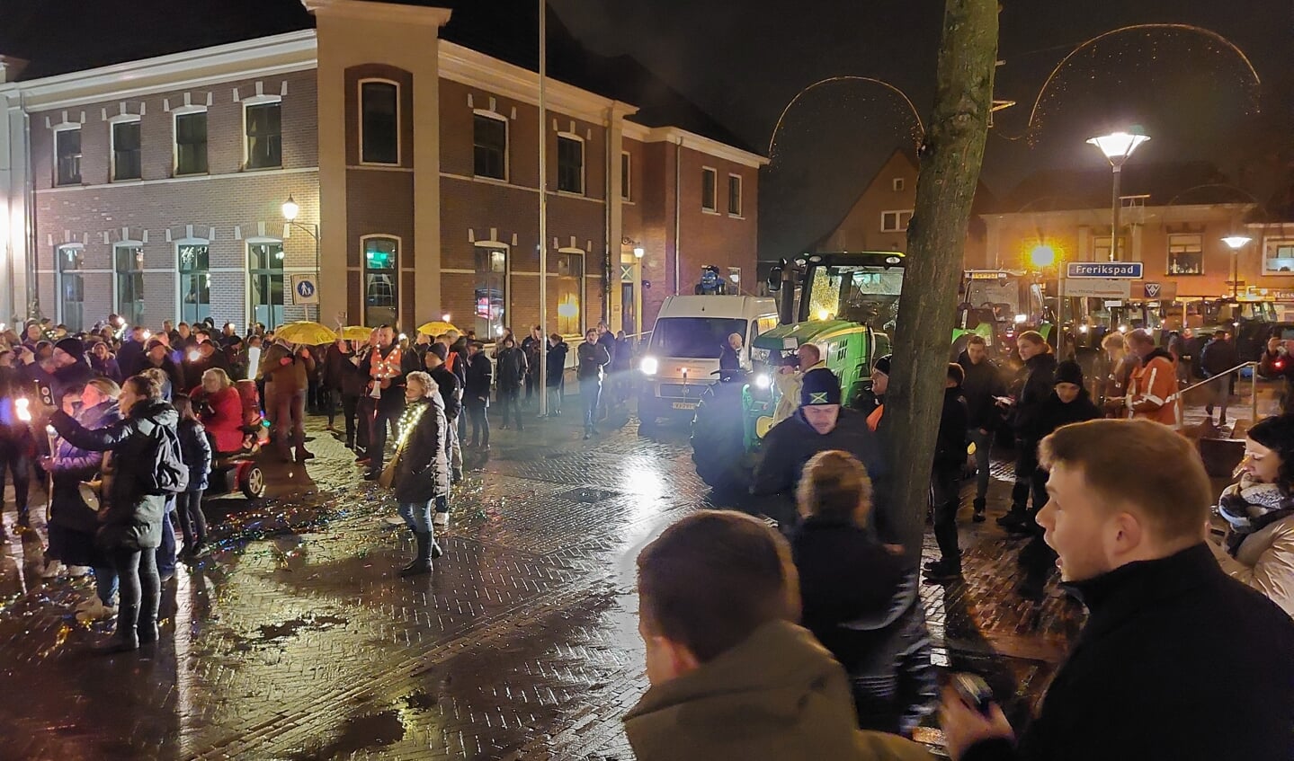 Veel demonstranten op de been bij de fakkeltocht tegen coronamaatregelen. Foto: Marco van Lochem