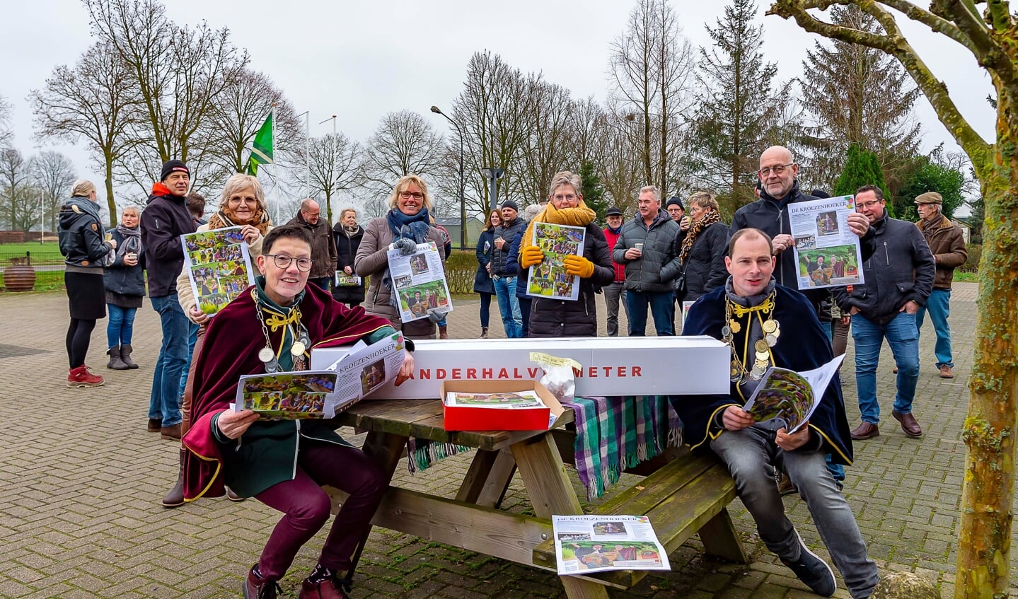 Uitreiking van Kroezenhoekse krant. Foto: Henk van Raaij