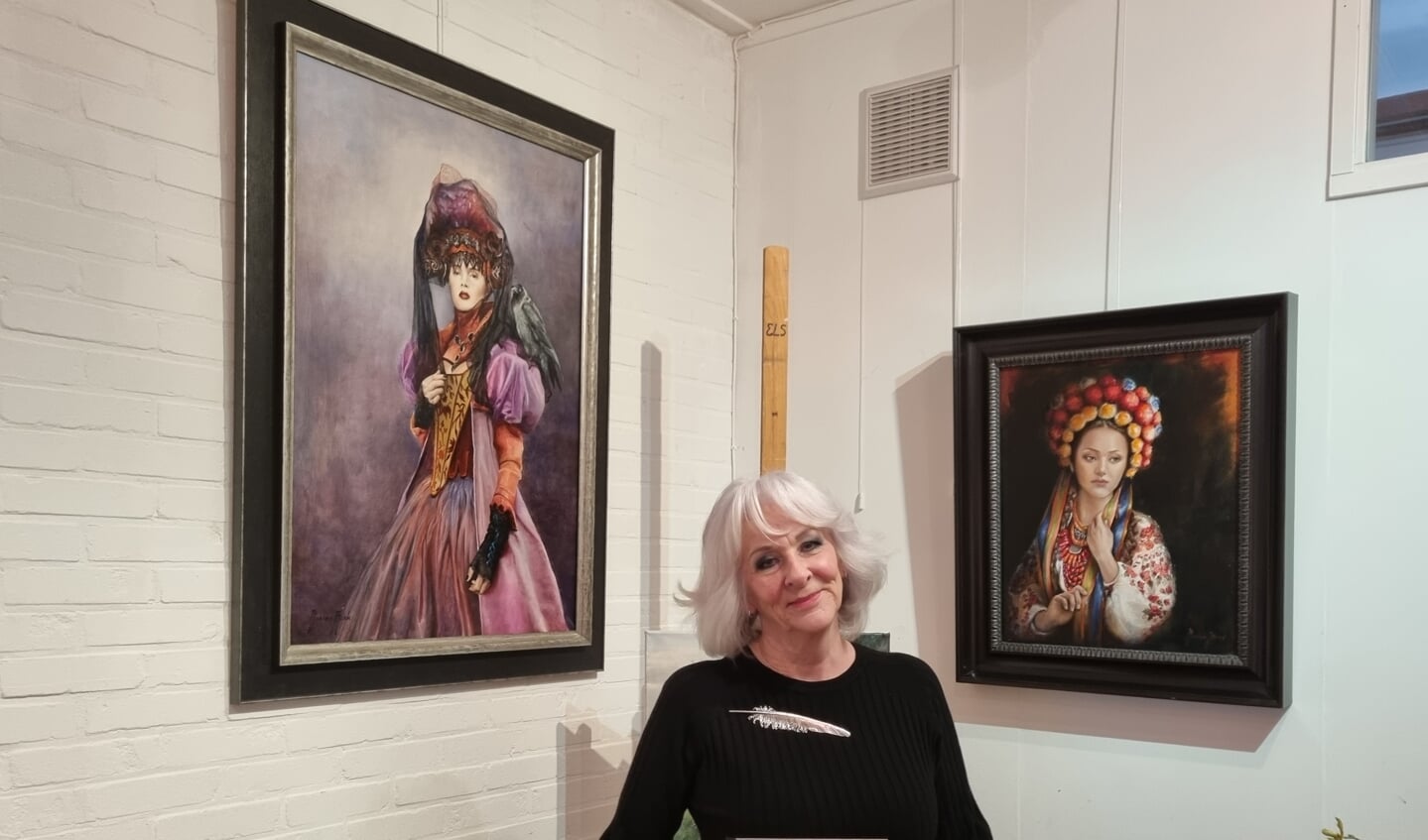 Kunstschilder Marian Merk met haar boek ‘Schilderen voor thuis’. Foto: Rob Weeber