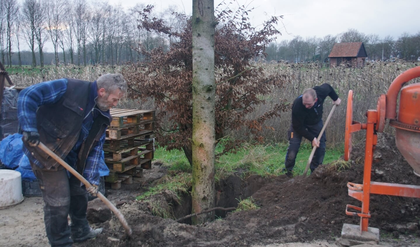 Ronnie Rots (links) en Imko Meinen graven de meiboom in. Foto: Frank Vinkenvleugel