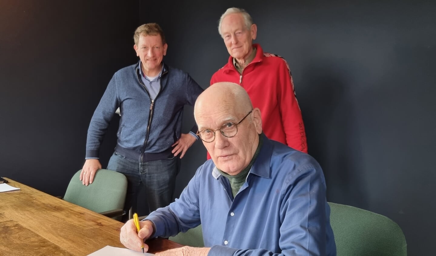 De ondertekening van de gebruikersovereenkomst voor plaatsing van het beeld Willem van Sluiter bij de Grote Kerk, met (vlnr) Dinant Rohaan, Niels Sies en Mans Koster. Foto: Rob Weeber