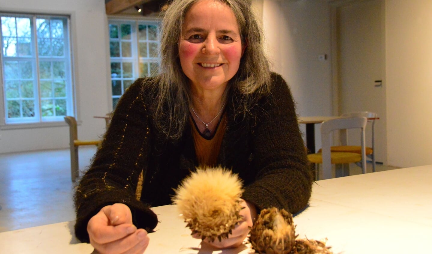 Luidgard Schultz met een kardoenbol, één van haar favoriete materialen. Foto: Alize Hillebrink