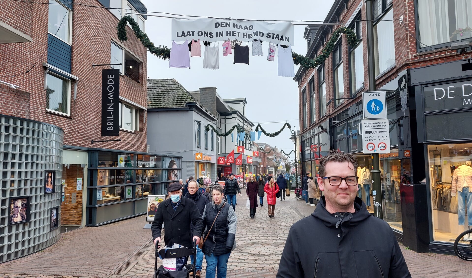 Peter ten Hagen in de Wooldstraat, met op de achtergrond de hemdenactie. Foto: Han van de Laar