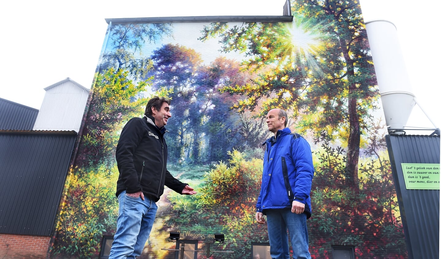 Rob Nieuwenhuis (links) en kunstenaar Paul Wieggers. Foto: Roel Kleinpenning