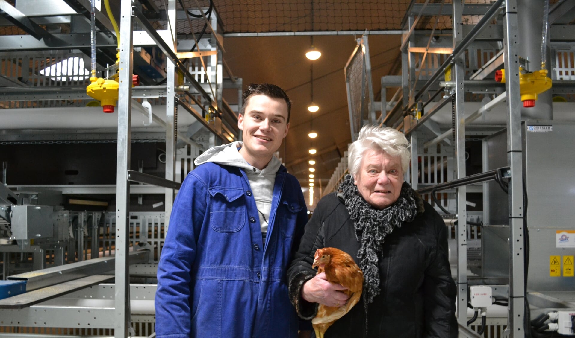 Stijn Peters met zijn oma. Zij begon in 1970 met de verkoop van eieren. De kippen van haar kleinzoon leggen er inmiddels zo'n 20.000 per dag. Foto: Aangeleverd