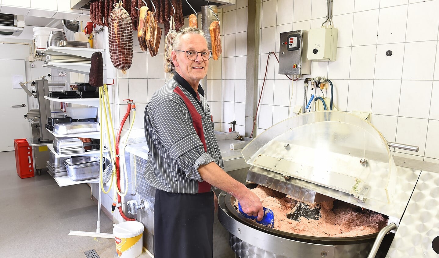 Ulftse slager Bennie Aalders is nadrukkelijk op zoek naar winkelpersoneel. Foto: Roel Kleinpenning