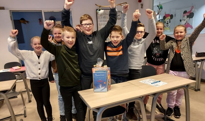 Groep 7 van Rozengaardsweide (bijna compleet) is blij met de winst van The Masked Reader Challenge. Foto: Josien Kempers