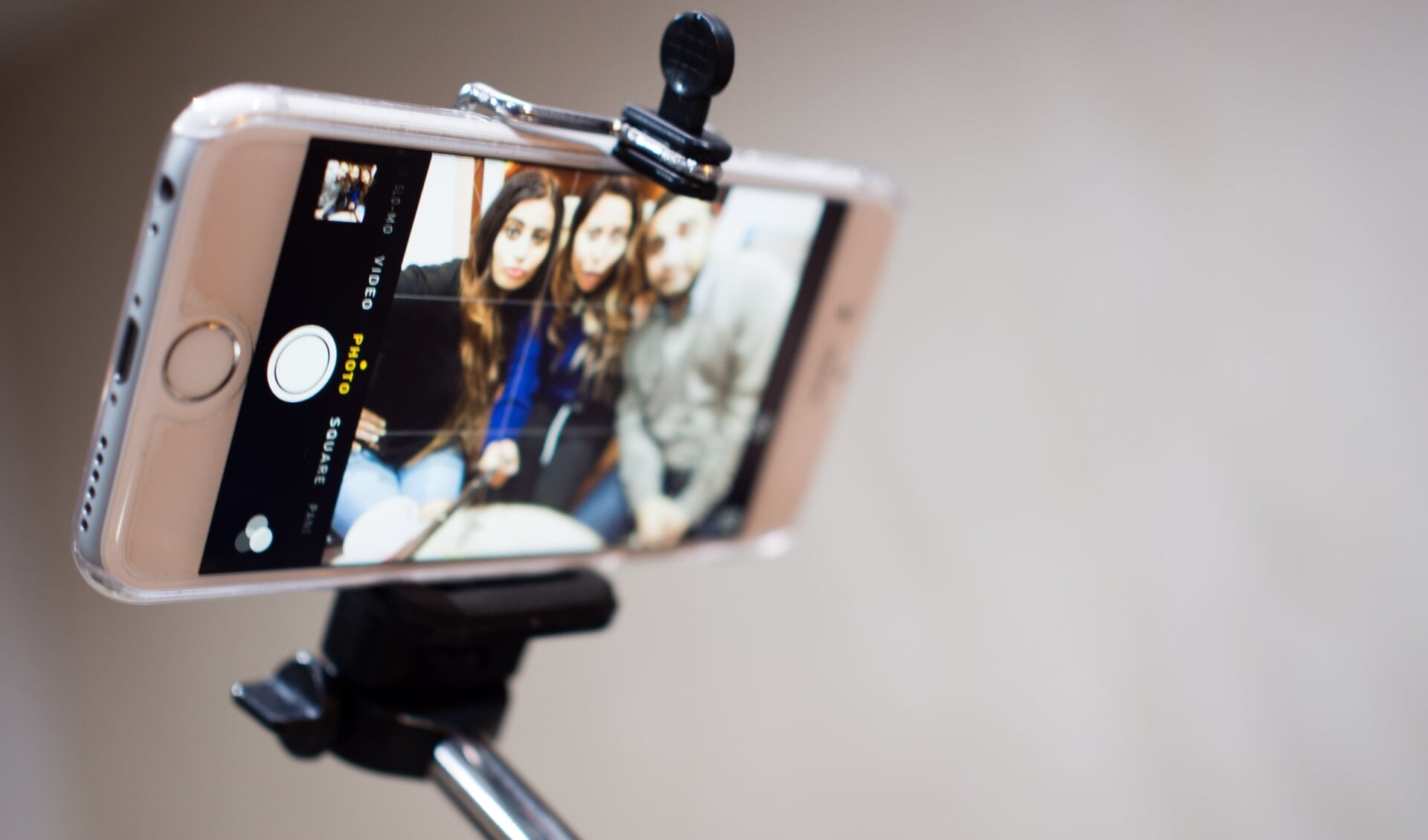 Een selfiestick is een van de handige hulpmiddelen bij het vloggen. Foto: PR