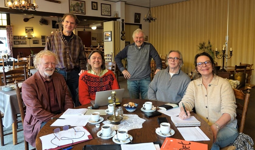 Leden van de projectgroep Poëziefestival Gelselaar met het bestuur van de gastvrije Stichting Portfolio. Van links naar rechts Jacobus Trijsburg, Gerrit Klaassen, Sander Grootendorst, Arend Heideman, Jaap Nijstad en Jopie Beumkes. Foto: PR