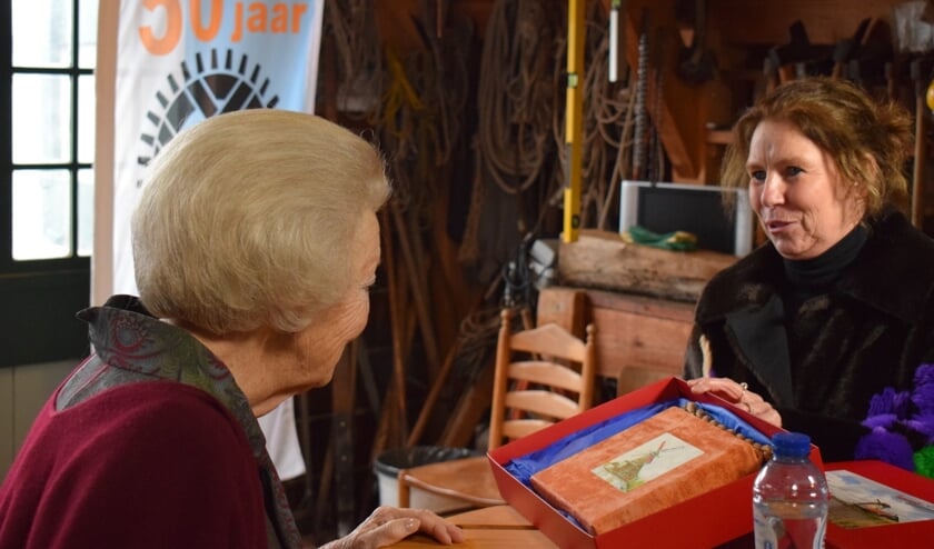 Prinses Beatrix neemt cadeau in ontvangst van Peet Wessels. Foto: PR