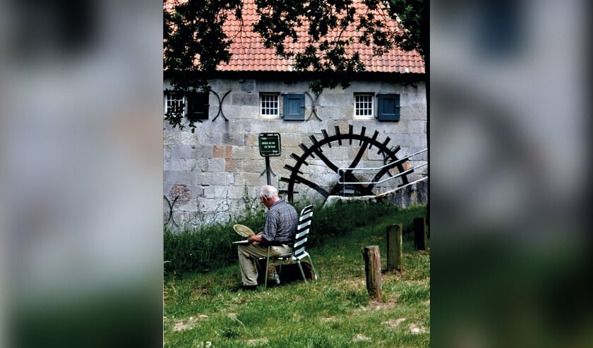 Herman Abbink, schilderend bij de Mallumse Molen. Foto: PR