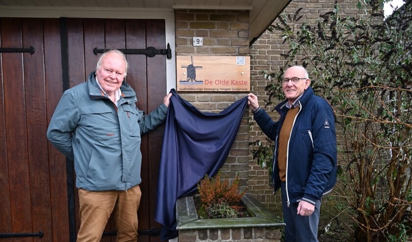 <p>De voorzitters Jaap van Gijssel (l.) en Frans Geurtsen onthullen het naambord op het kerkje van de Vrijzinnig Hervormde kerk aan de Banninkstraat. Foto: PR</p>