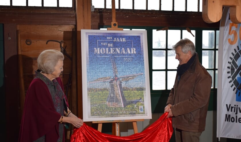 Prinses Beatrix onthult samen met Erik Kopp de poster met molen Hermien erop afgebeeld. Foto: PR