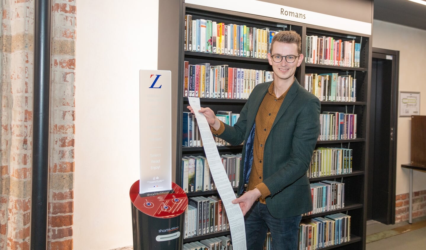 Wethouder Ten Broeke neemt het eerste verhaal uit de verhalenautomaat in ontvangst in de Zutphense bibliotheek. Foto: Henk Derksen 