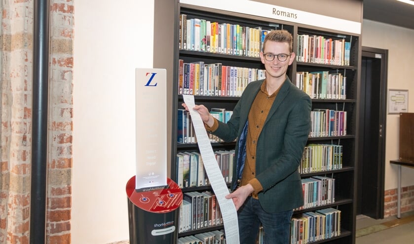 Wethouder Ten Broeke neemt het eerste verhaal uit de verhalenautomaat in ontvangst in de Zutphense bibliotheek. Foto: Henk Derksen