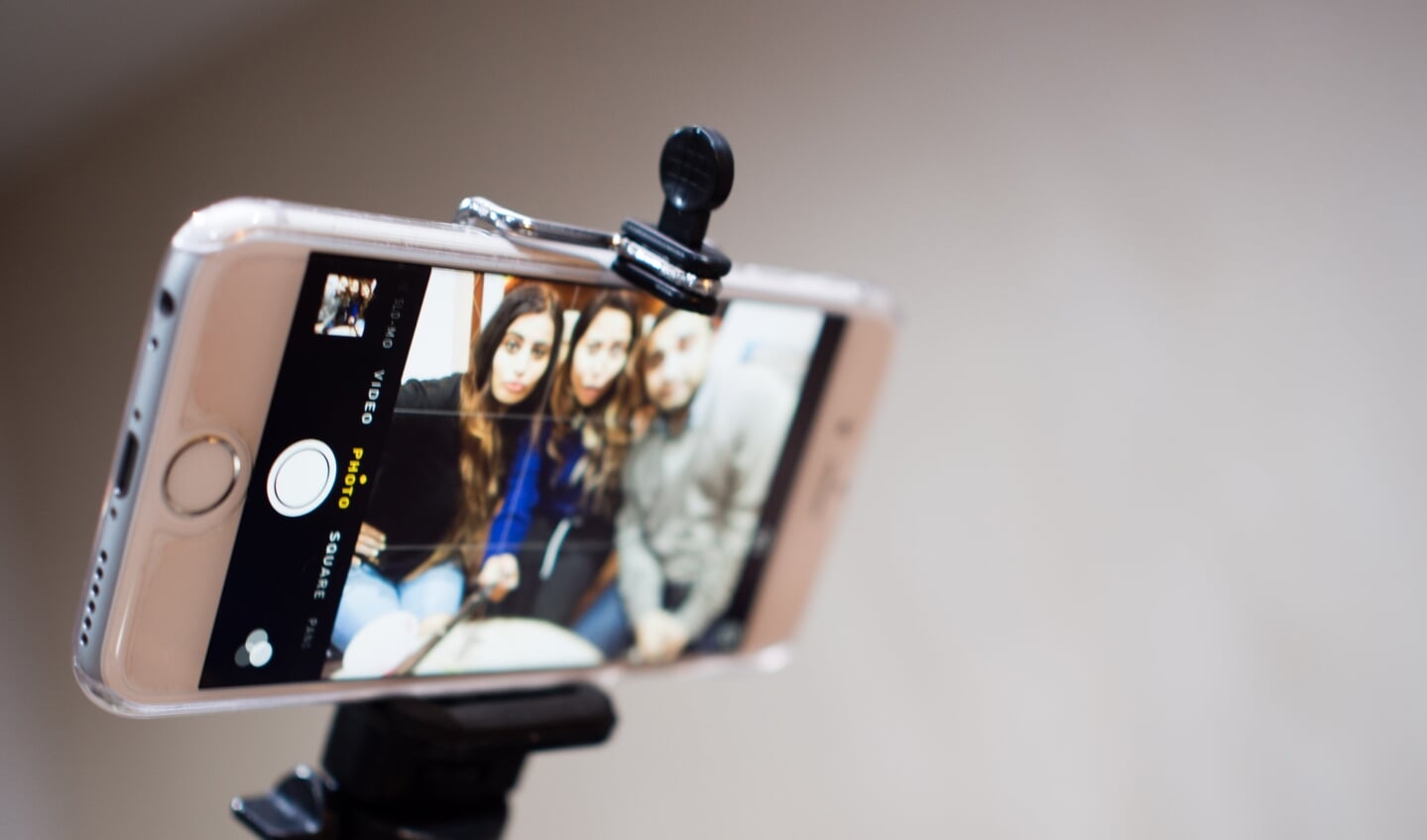 Met de selfiestick kun je zelf een vlog maken. Foto: PR
