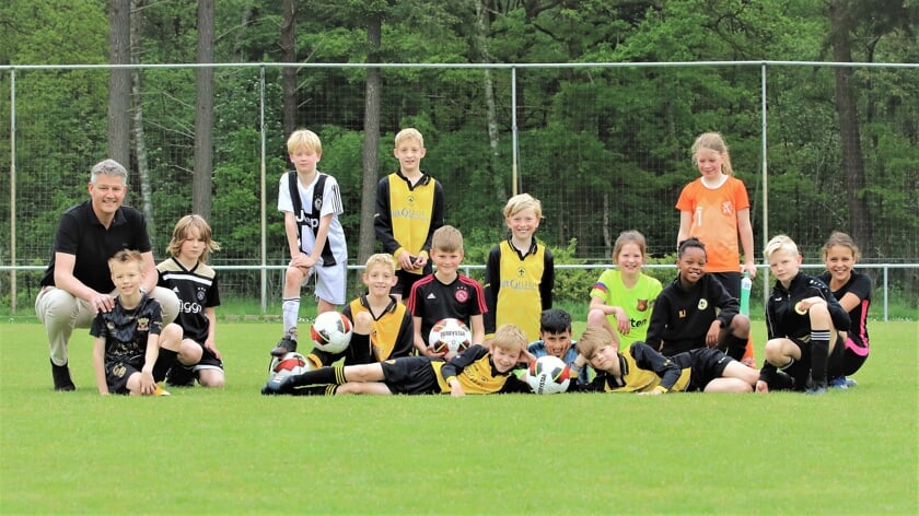 Voorzitter Marc van der Linden met de jongste jeugd van VV Vorden. Foto: Johan Bolink