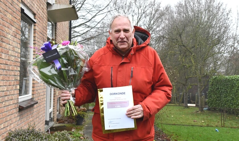 De vrijwilligersgroep van het Achterhoeks Planetarium Olthof in Toldijk is uitgeroepen tot Vrijwilligers van het jaar 2021. Voorzitter Jan Burgers mocht de bloemen en oorkonde namens de groep in ontvangst nemen. Foto: Theo Janssen