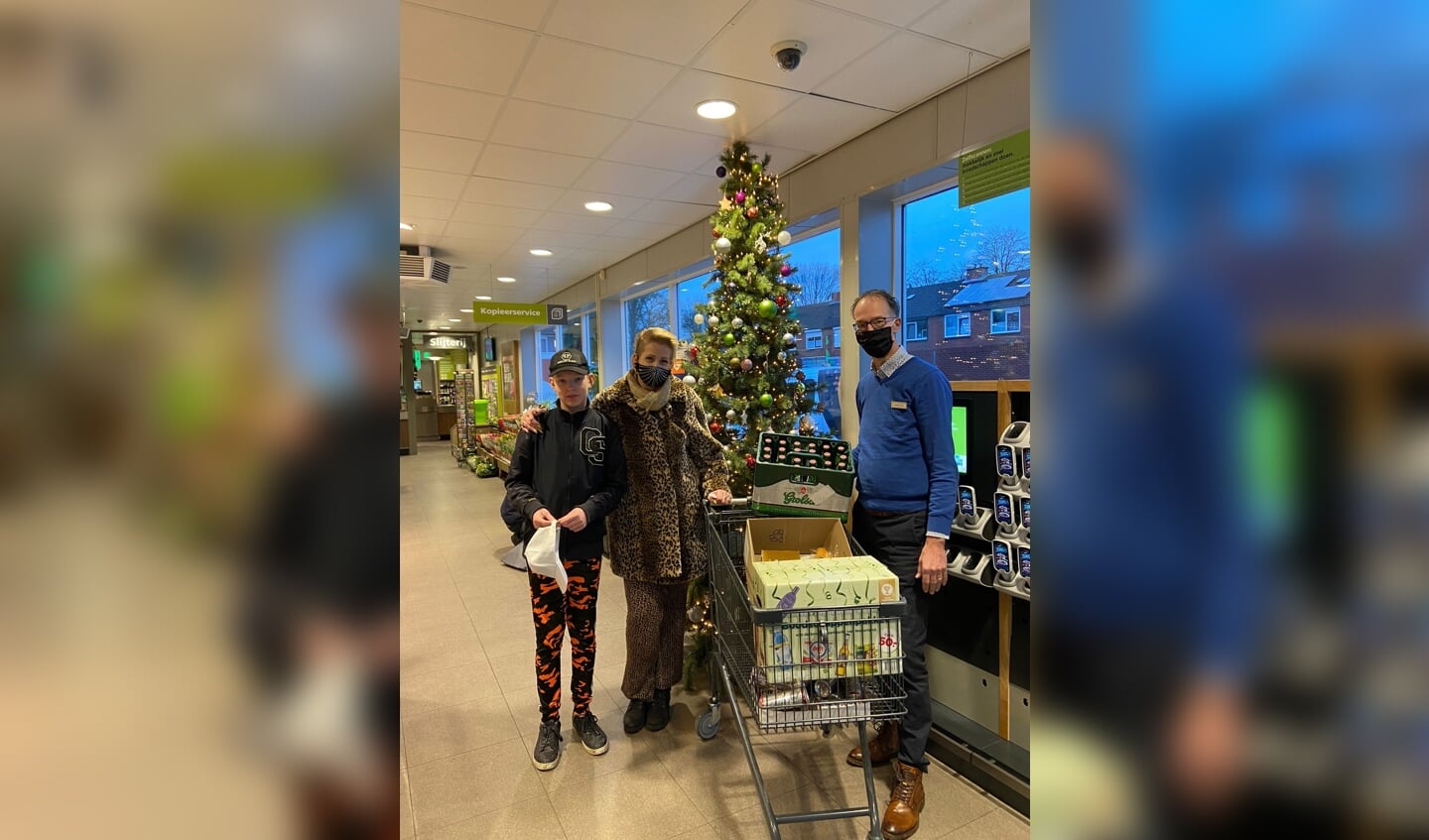 Marjolein Witjes en haar zoon en Hans Eland na het gratis winkelen. Foto: PR