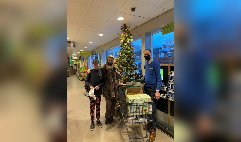 <p>Marjolein Witjes en haar zoon en Hans Eland na het gratis winkelen. Foto: PR</p>
