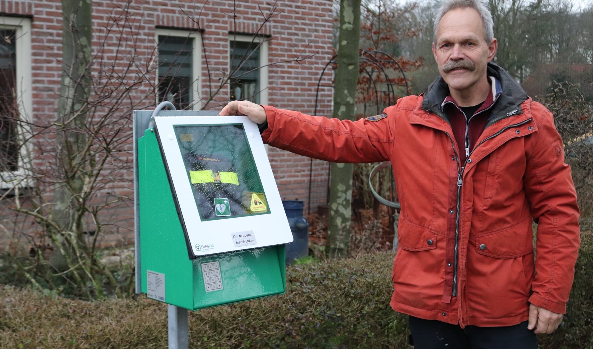 Henk-Jan Bouwhuis bij de AED aan Spijkpad 6 in Eefde. Foto: Arjen Dieperink