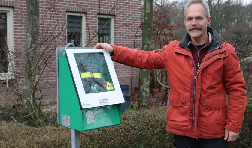<p>Henk-Jan Bouwhuis bij de AED aan Spijkpad 6 in Eefde. Foto: Arjen Dieperink</p>  