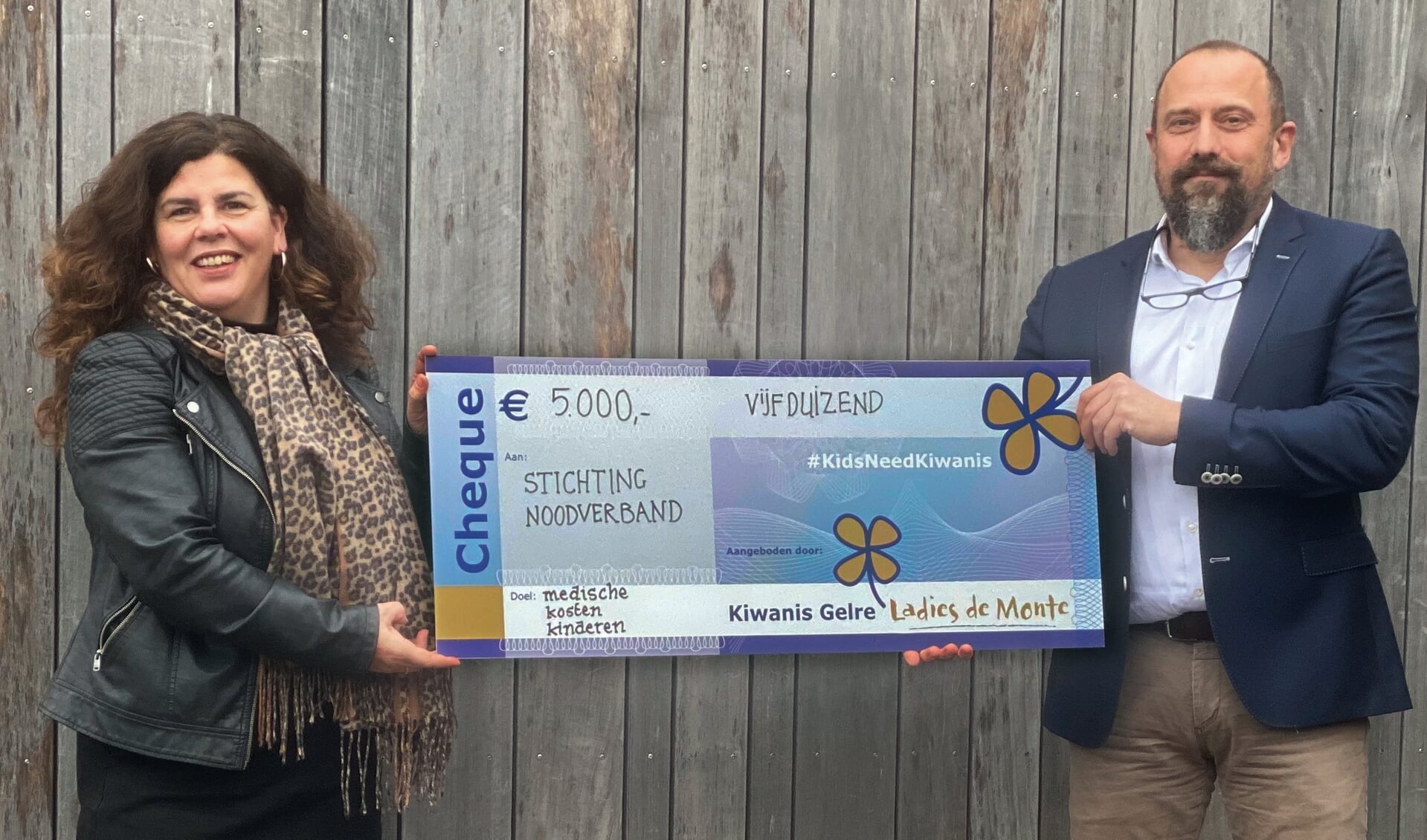 Liesbeth en Edwin met de cheque. Foto: PR