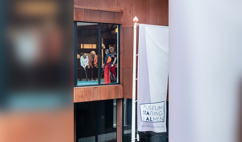 Ook museum STAAL had woensdag 19 januari haar bovenste verdieping omgebouwd tot sport locatie: er werd gegolfd. Foto: PR