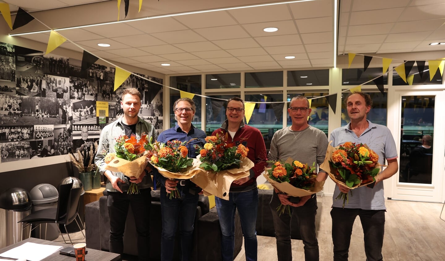 V.l.n.r.: Lars Lenselink, Eric Hissink, Nico Bosboom, Freek Tragter en Arnold Geverink (allen 25 jaar lid). Foto: Blacktax