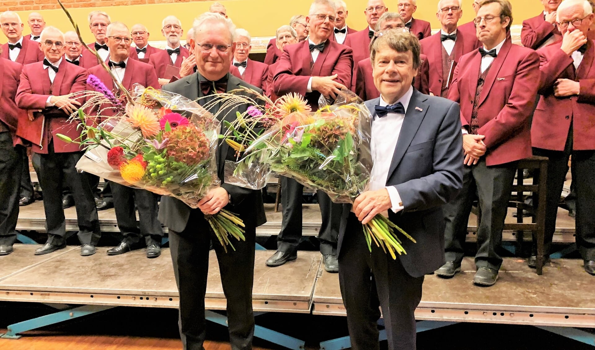 De huldiging van dirigent Hans Kienhuis (rechts) en muzikaal begeleider Frank Sterenborg (links). Foto: Theo Huijskes