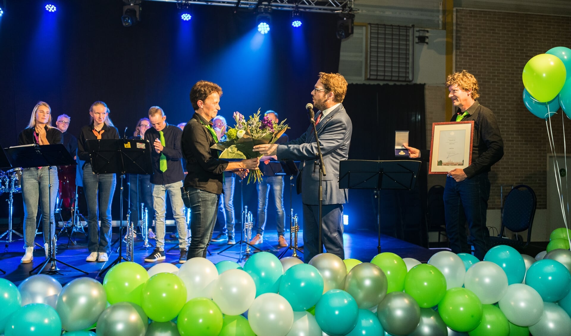 Uit handen van burgemeester Sebastiaan van ’t Erve  ontvingen Erna Griemelink (l) en Harm Jan Kok (r) de felicitaties en de Koninklijke erepenning. Foto: Mark Koeleman