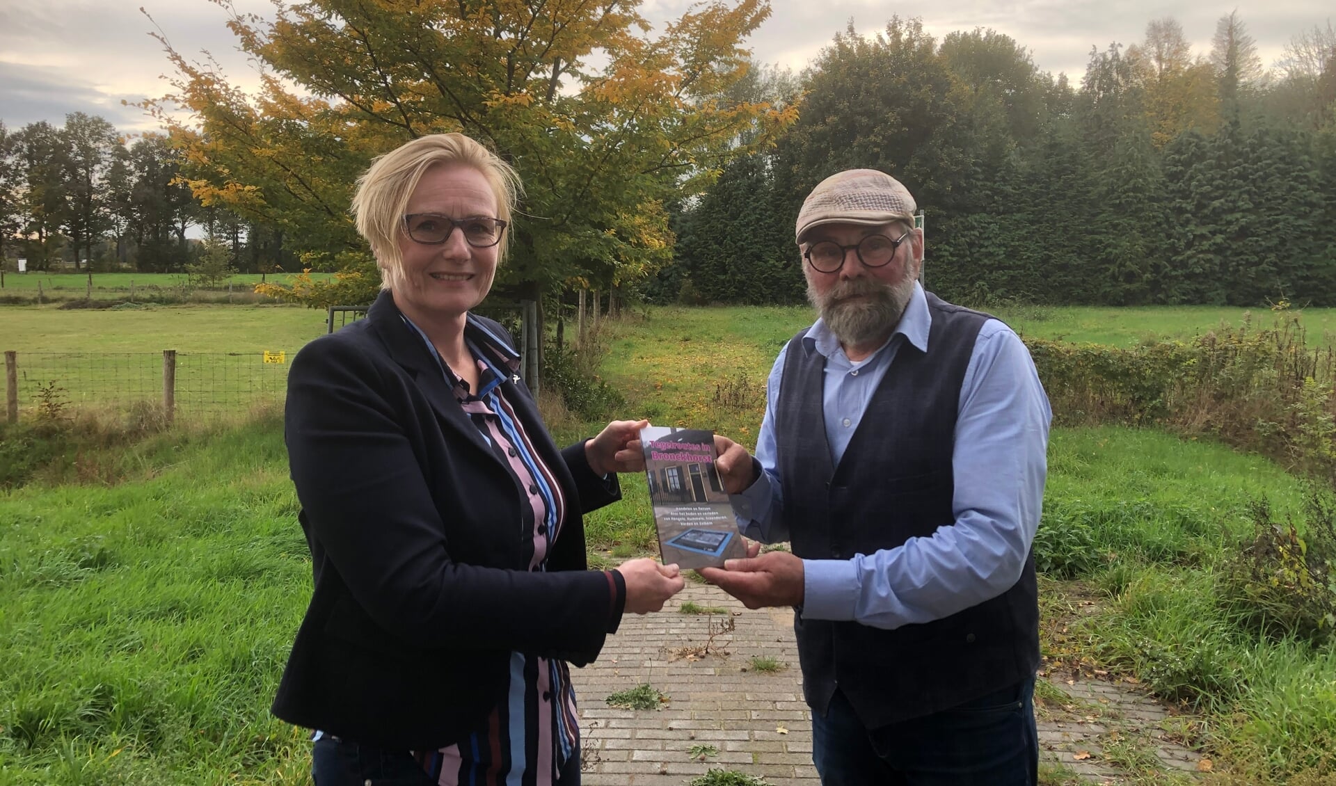 Harry Jansen overhandigde vorige week vrijdag burgemeester Marianne Besselink het eerste exemplaar van het Tegelboekje. Foto: PR